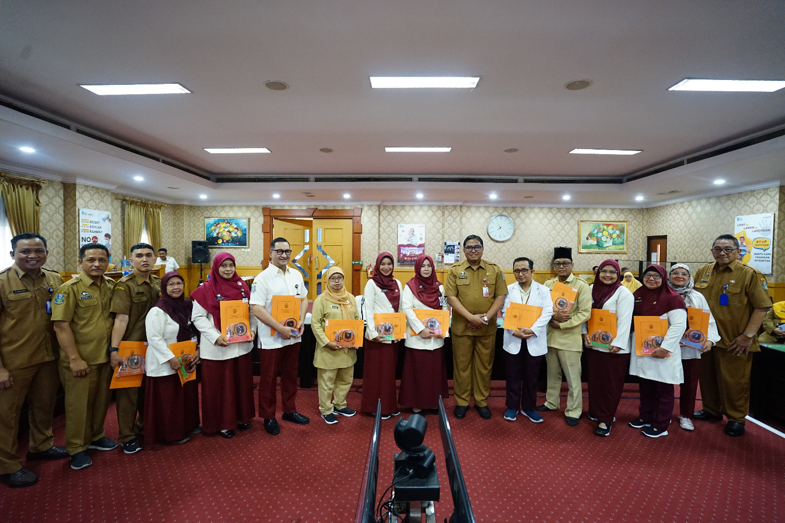 RSUD Haji Memberikan Apresiasi kepada 12 Orang Pegawai yang Meraih Best Employee Oktober, November dan Desember 2025